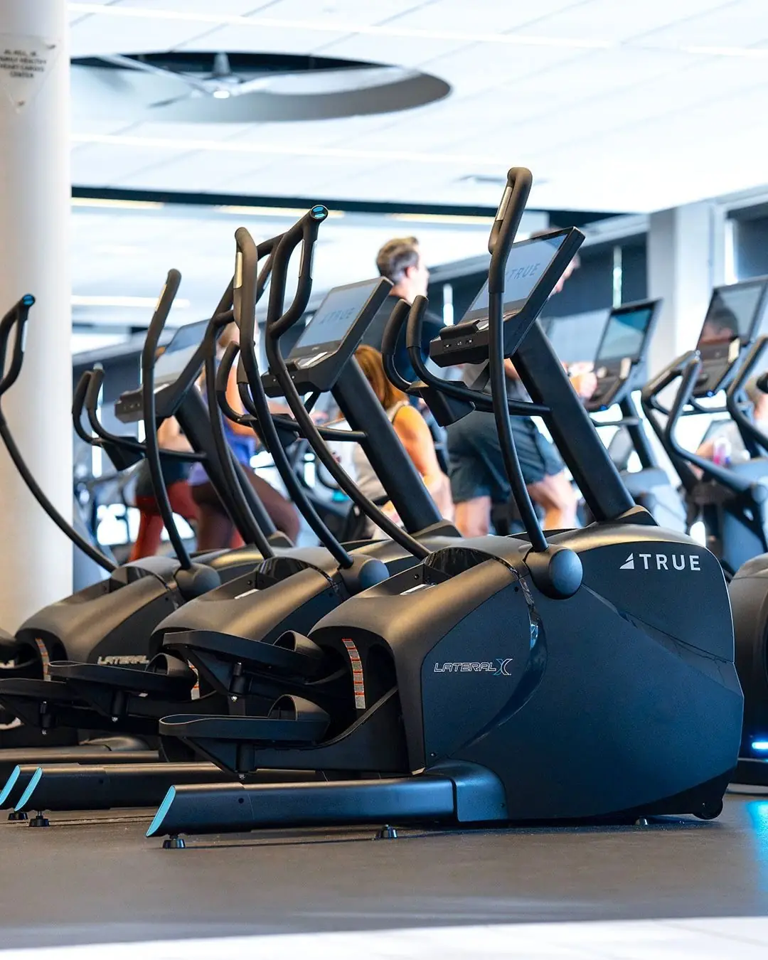 Elípticas True Fitness LateralX en línea de cardio para club privado