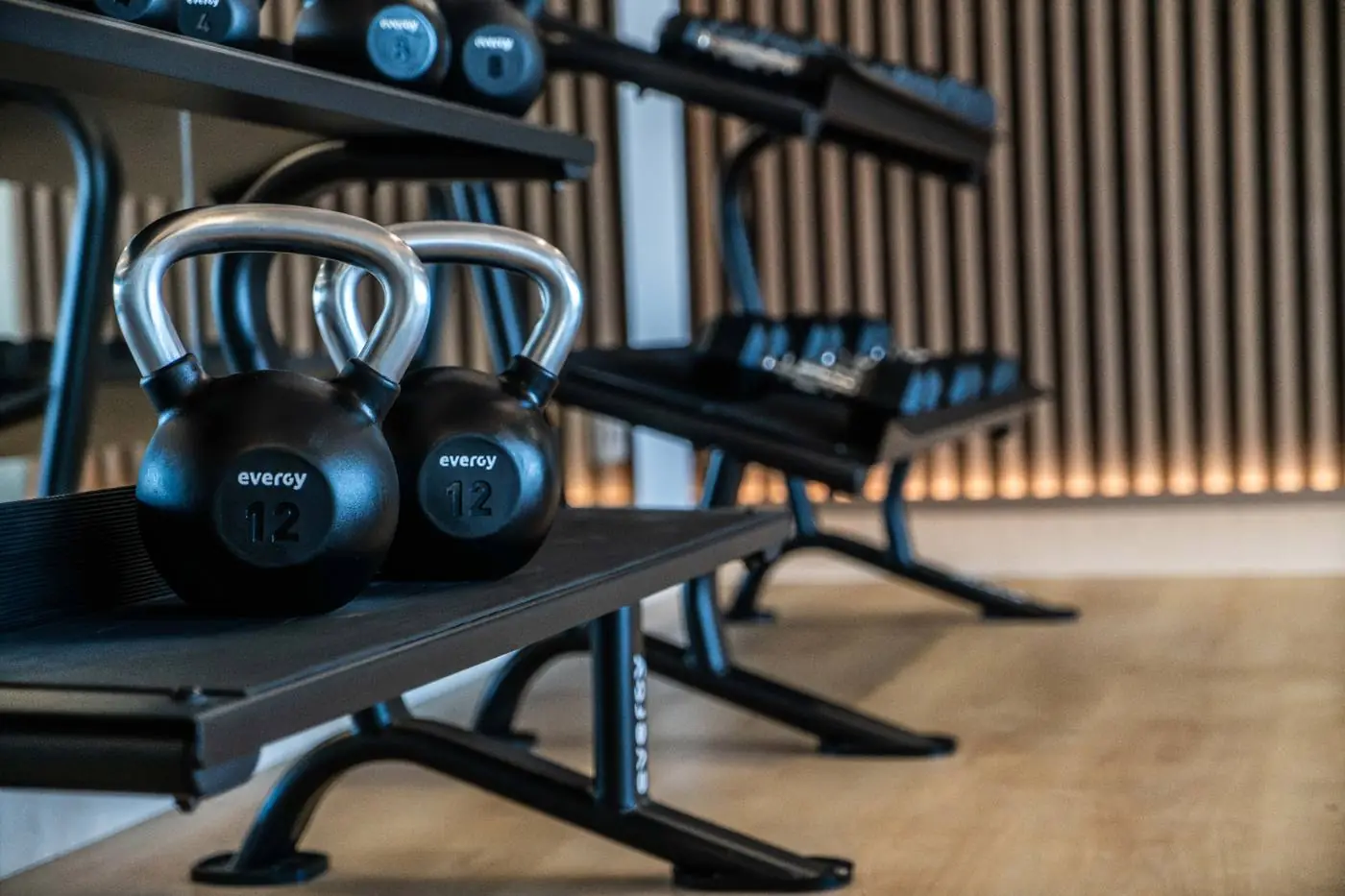 Kettlebells Evergy y rack de mancuernas en gimnasio de desarrollo residencial