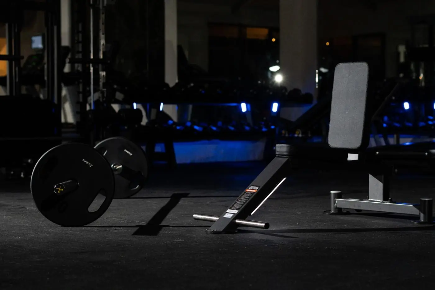 Zona de fuerza nocturna con iluminación azul en gimnasio de hotel — Fitness Factory
