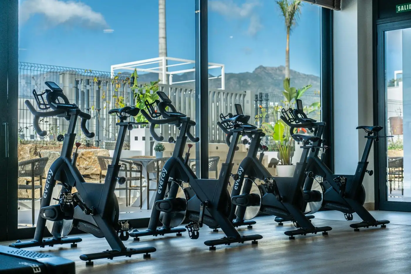 Sala de cycling indoor Evergy frente a ventanal panorámica en Spa Marbella — Fitness Factory
