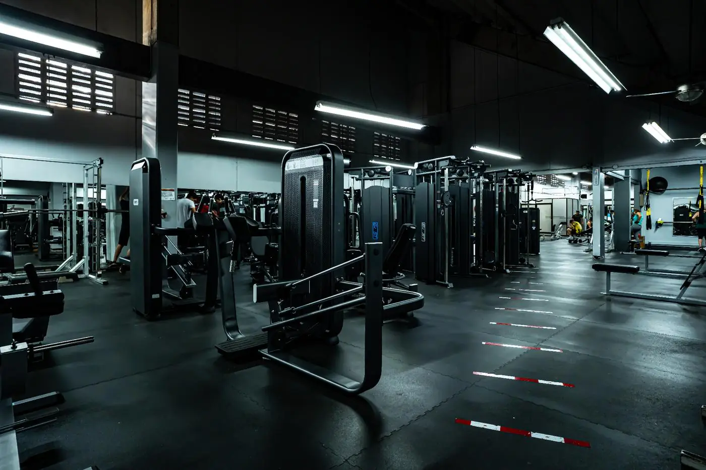 Línea de máquinas selectorizadas True Fitness en gimnasio comercial Palacio — Fitness Factory