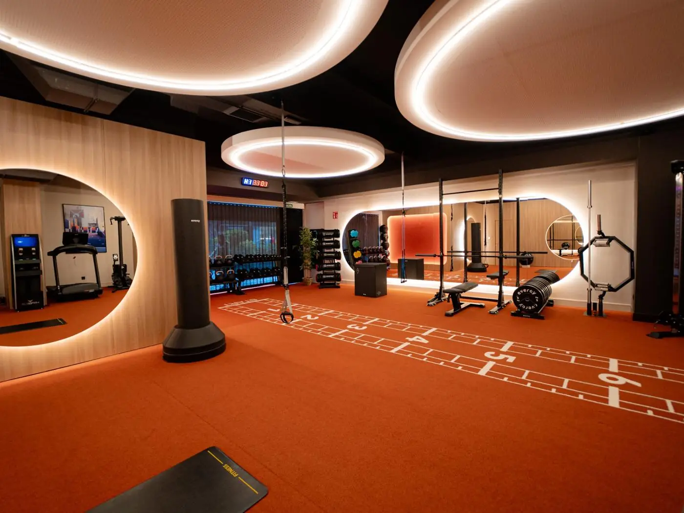 Studio funcional premium con pista de agilidad, rig y mobiliario Evergy — Fitness Factory