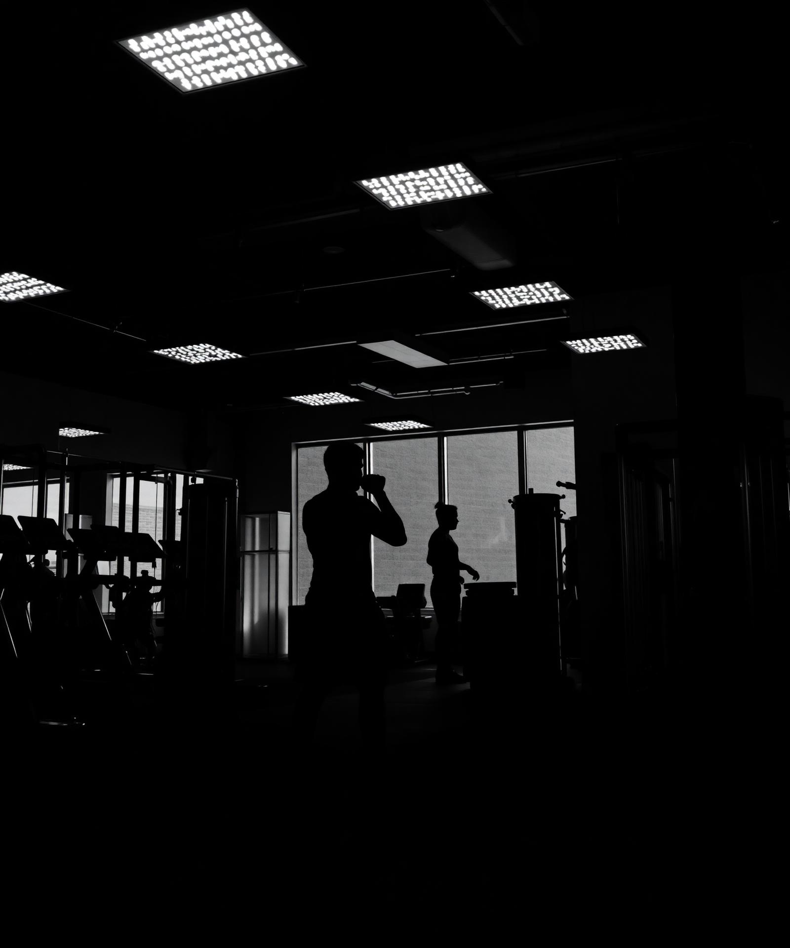 Espacio fitness premium equipado, fotografía en blanco y negro de alto contraste